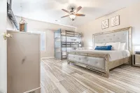 Spacious 5-Bedroom home w/ Pool & Hot Tub Các khách sạn gần Fresno Pacific University