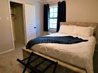 Backyard Oasis with Private Pool, SPA and Putting Green only 2 Miles from TAMU!