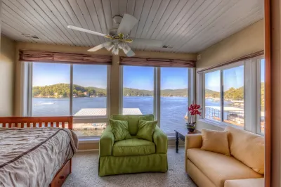 6600 sf, Beds for 33, Hot Tub, Theatre, Game Rm , Entertainers Dock, Great Views