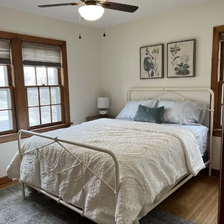 Charming 2 bedroom cottage close to downtown