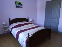 Gite les Granites with balcony less than 100m from the lake