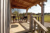 Couplesrelaxingcreeksidetinycabin Near CenterHillLake & Rockislandstatepark