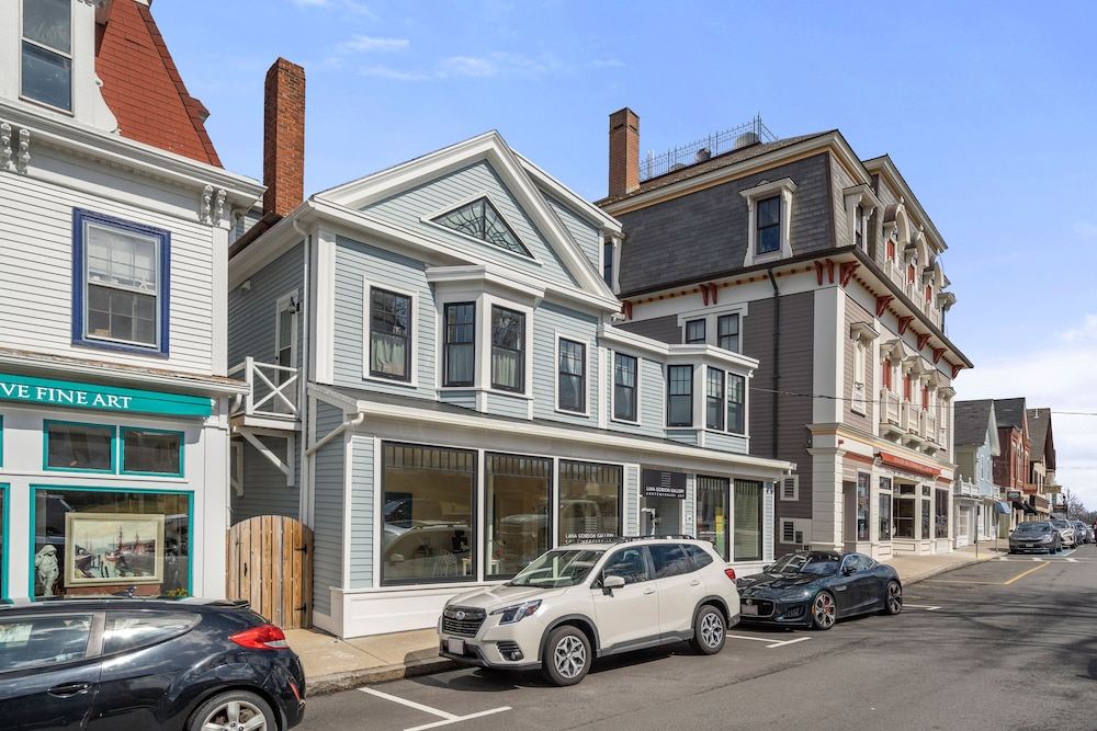 Rare Waterfront Luxury Penthouse Bearskin Neck