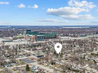 Green Bay Getaway - 4 minute walk to Lambeau and Resch Center 그린베이 호텔
