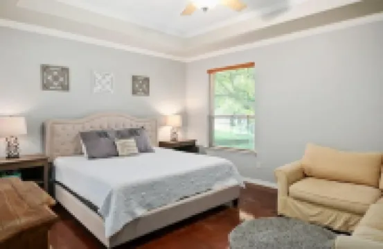 Bright, open concept, lakefront house on open water with amazing sunset views! 槍管城酒店