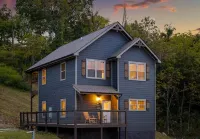 Brand new cabin with hot tub close to Dollywood! Hotels near RainForest Adventures Zoo