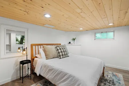 Sanders Beach Getaway. Walk to beach & DT CDA