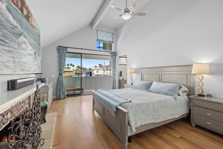 Beach home with dock! Duffy boat available at additional cost. Walk everywhere! Отели в г. Ньюпорт-Бич