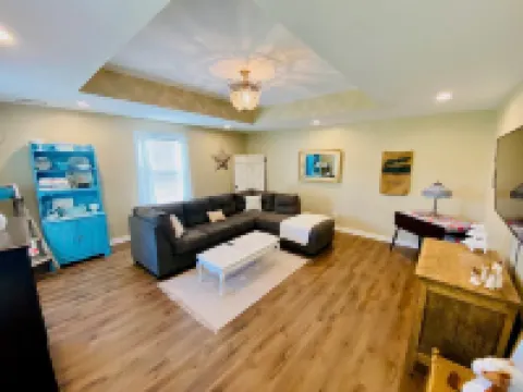 Large Bourbon Trail Vintage Farmhouse – Hot Tub, Gift Shop, Golf Range & Animals