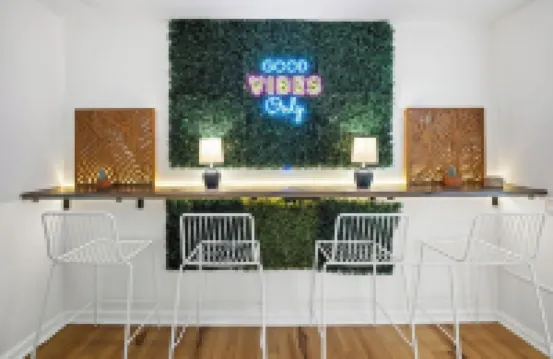 Charming 3-bedroom house with 5 beds, deck, fire pit, and BBQ, minutes from NRG