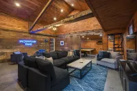 The Hensonville Honeypot - Hottub, Movie Theatre & Mountain Bikes!