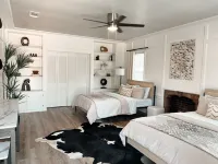 Spacious 4-bedroom house in Historic Overton District Lubbock New & Restored Hotels near Canyon Rim