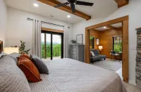 NEW AUTHENTIC LOG CABIN! 1 MIN FROM D-TOWN, VIEWS, CLEAN, PRIVATE, ROMANTIC!❤️❤️❤️ - Romantic