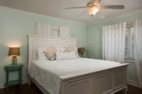 Beach Front South End, Designer Decorated, Dream Retreat on Tybee Island!