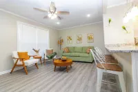 Boho Retreat that sleeps 10, 3bd 2bath centrally located to Ft. Moore and CSU