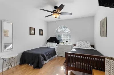 Spacious Family Home-Game Room & Sauna- 2 King Beds-5 mins 2 Beach-Pets Welcome!