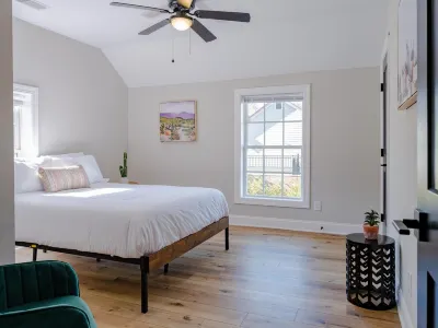 Historic 4 BDRM Duplex + Sleeps 10 + Fire pit + 3 mins to Downtown Columbia