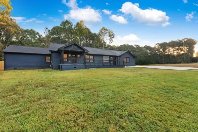 Graceland *Pool & Spa Farmhouse Miniature Horse* Hotels near H.A.V.E.N. Academy at Sky View