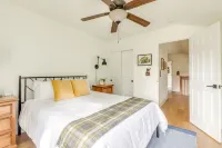 Modern Family Cabin with Gas Fireplace, WIFI + EV CHARGER