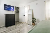 Modern townhome in Lynchburg! 3 bed 2.5 bath Only minutes from everything! Cozy!