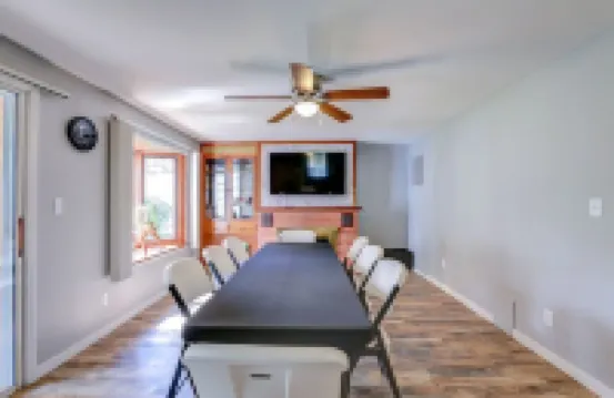 Great neighborhood!  3 bed 2 full bath close to shopping, restaurants, U of I