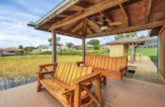 Luxurious lakefront/pool home near theme parks in Florida Hotels in Auburndale