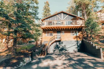 MODERN RUSTIC CABIN W/SPA, WALKING DISTANCE TO SKI RESORT, ZOO & GOLF COURSE