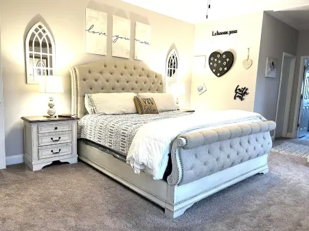 Quiet peaceful Stone mountain fun House with Pool ,Hot Tub￼ and vineyards near