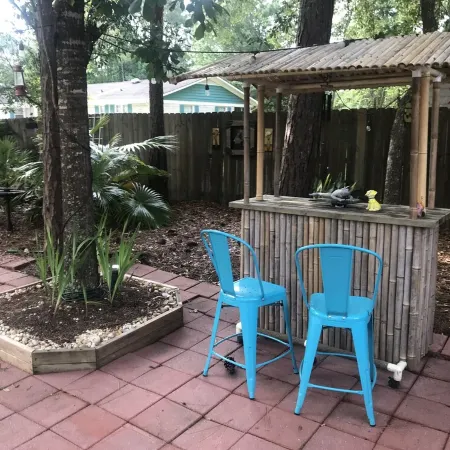 1 Br Studio/Cottage with Kitchenette, Pool & Golf Cart/ Near Beach