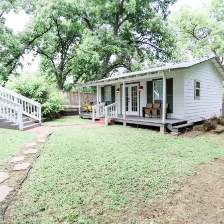 NEW - Adorable Cottage w/ Full Kitchen/ Free Tandem Bike