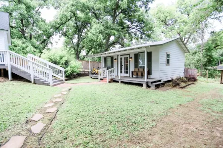 NEW - Adorable Cottage w/ Full Kitchen/ Free Tandem Bike