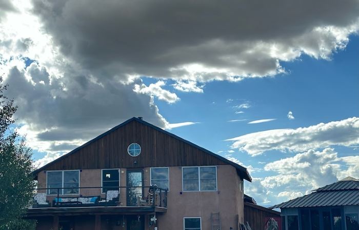 The Walden House; cozy strawbale 3-bedroom home with fitness room & Hot Tub.