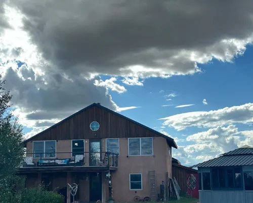 The Walden House; cozy strawbale 3-bedroom home with fitness room & Hot Tub. Hotels in Jackson County