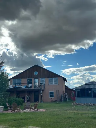 The Walden House; cozy strawbale 3-bedroom home with fitness room & Hot Tub.