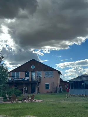 The Walden House; cozy strawbale 3-bedroom home with fitness room & Hot Tub.