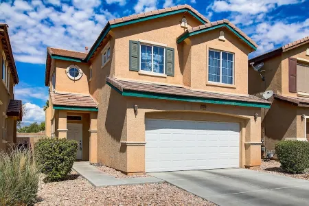 Comfortable 3 Bedroom 2.5 Bath Family Home in North Las Vegas Отели рядом с достопримечательностью «Парк Флойд Лам»