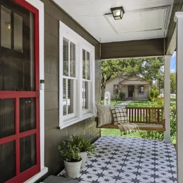 1930s Home, King bed, sleeps 8, Gameroom, walk to Main St