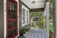 1930s Home, King bed, sleeps 8, Gameroom, walk to Main St