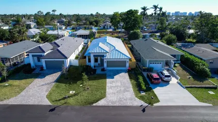 New Villa! Close to the 🏖️! Heated Pool/Spa, Lanai, Grill, EV🔌! Two King beds!