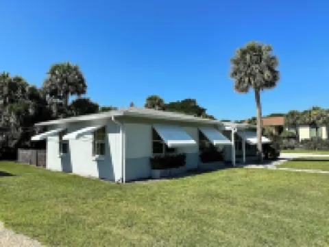 SOUTH BEACH & PARK at your Doorstep • DOLPHIN COTTAGE • Comfy Fun Vero Beach