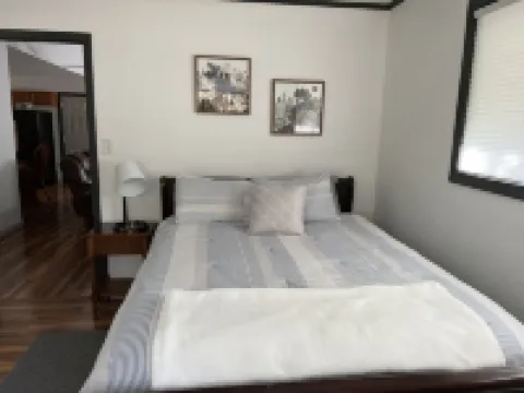 Cottage in the woods. In a safe gated community near Lake Catherine.