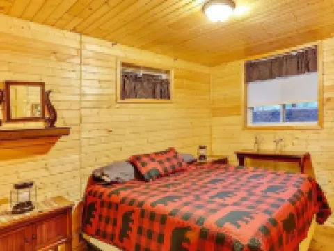 Spacious 3 Story Cabin. Access to UTV/ATV Trails & Near Lake Arbutus โรงแรมในJackson County