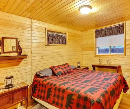 Spacious 3 Story Cabin. Access to UTV/ATV Trails & Near Lake Arbutus