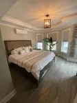 HOT TUB ON DECK, OCEAN VIEW, WALKING DISTANCE TO RESTAURANTS, BARS AND BOARDWALK