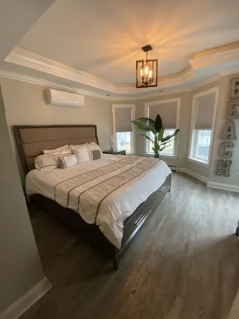 HOT TUB ON DECK, OCEAN VIEW, WALKING DISTANCE TO RESTAURANTS, BARS AND BOARDWALK Отели рядом с достопримечательностью «JCPenney»