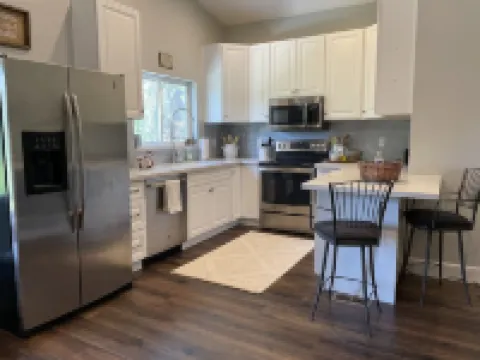 Guest Apartment close to Ski Resorts, Hiking Trails, Shopping Restaurants & more ホラデイのホテル