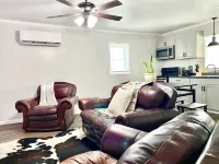 Downton Westrn Condo/50” TV~250mb WiFi/30%EXTEN’d Stay Discount