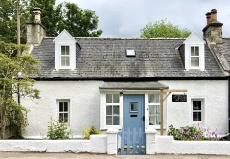 Charming Waterside Cottage in the heart of Speyside Отели в г. Ballindalloch
