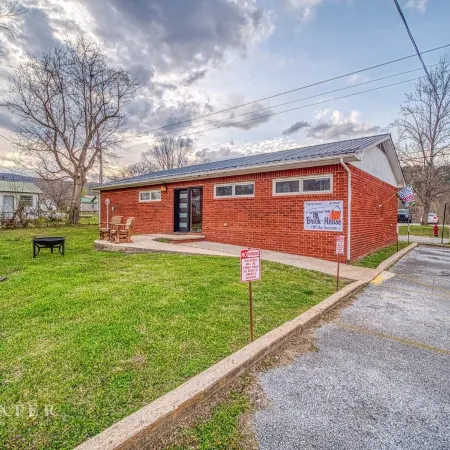 BrickHouse off the Square - Cozy 3 bedroom house