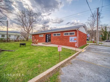 BrickHouse off the Square - Cozy 3 bedroom house